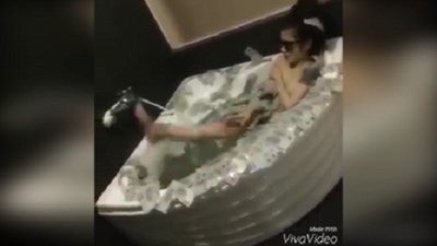 Nữ DJ Việt khỏa thân tắm tiền: liệu có bị khép tội?